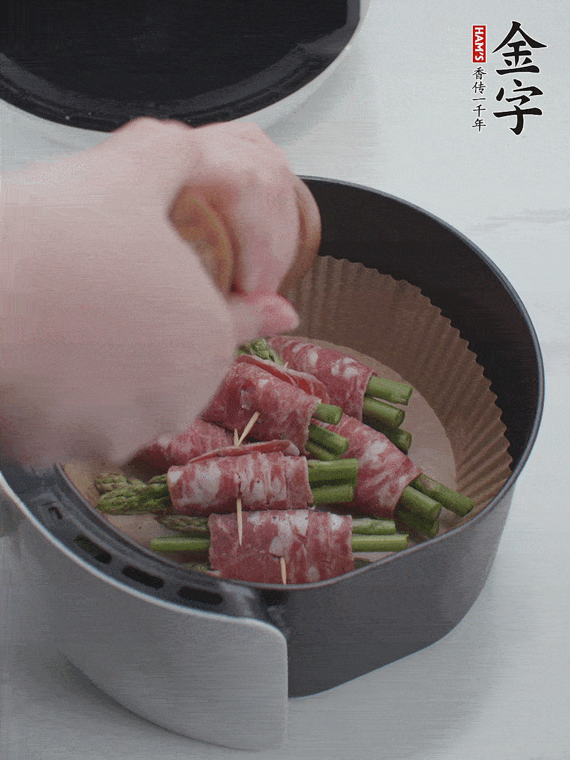 在培根卷上撒點黑胡椒碎。