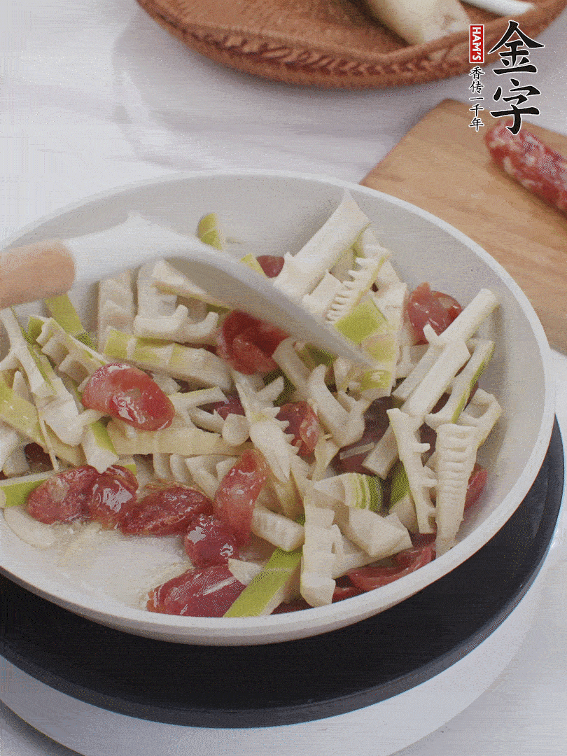 下春筍翻炒均勻，一小撮鹽調(diào)味。