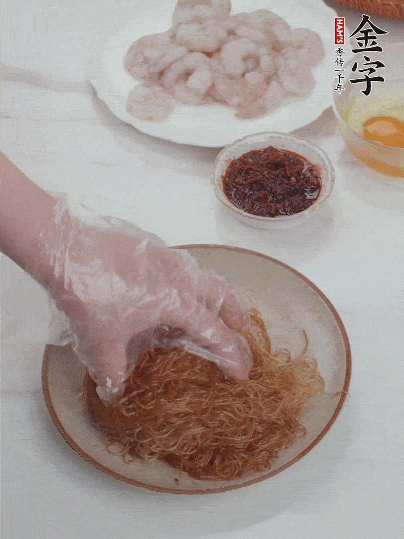 粉絲泡軟后，入沸水煮10秒，撈出后加1/2勺老抽、1/2勺食用油挑松。