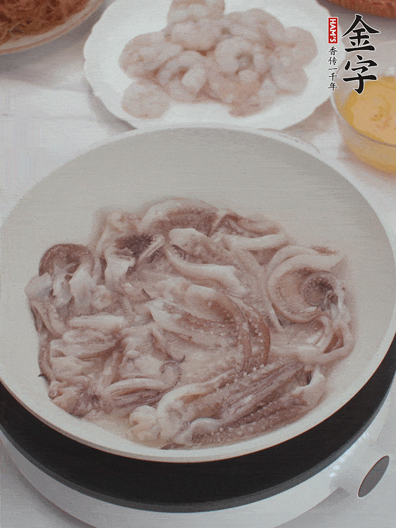 蝦仁、魷魚滑油，蛋液炒制半熟。