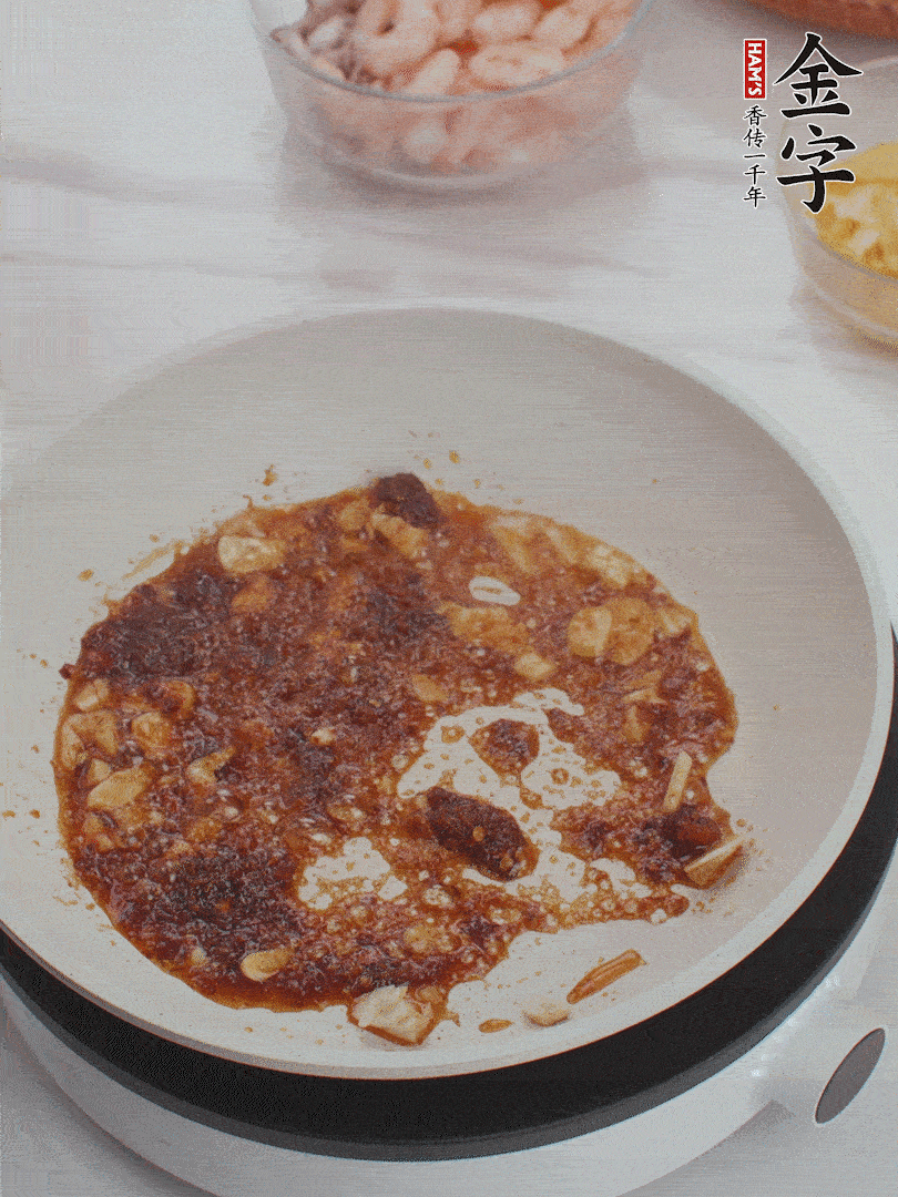 冷鍋熱油，1大勺金字火腿XO醬、蒜末炒香，倒粉絲一起炒。