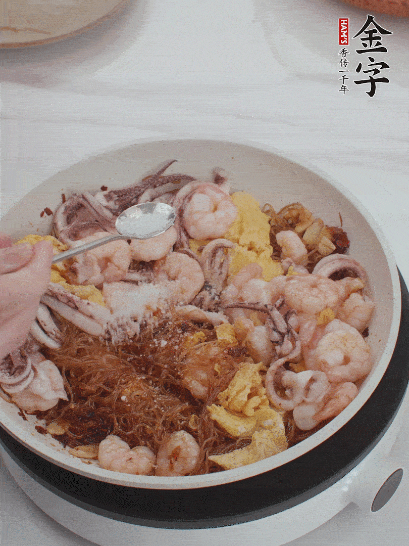 加雞蛋，蝦仁，魷魚混合。