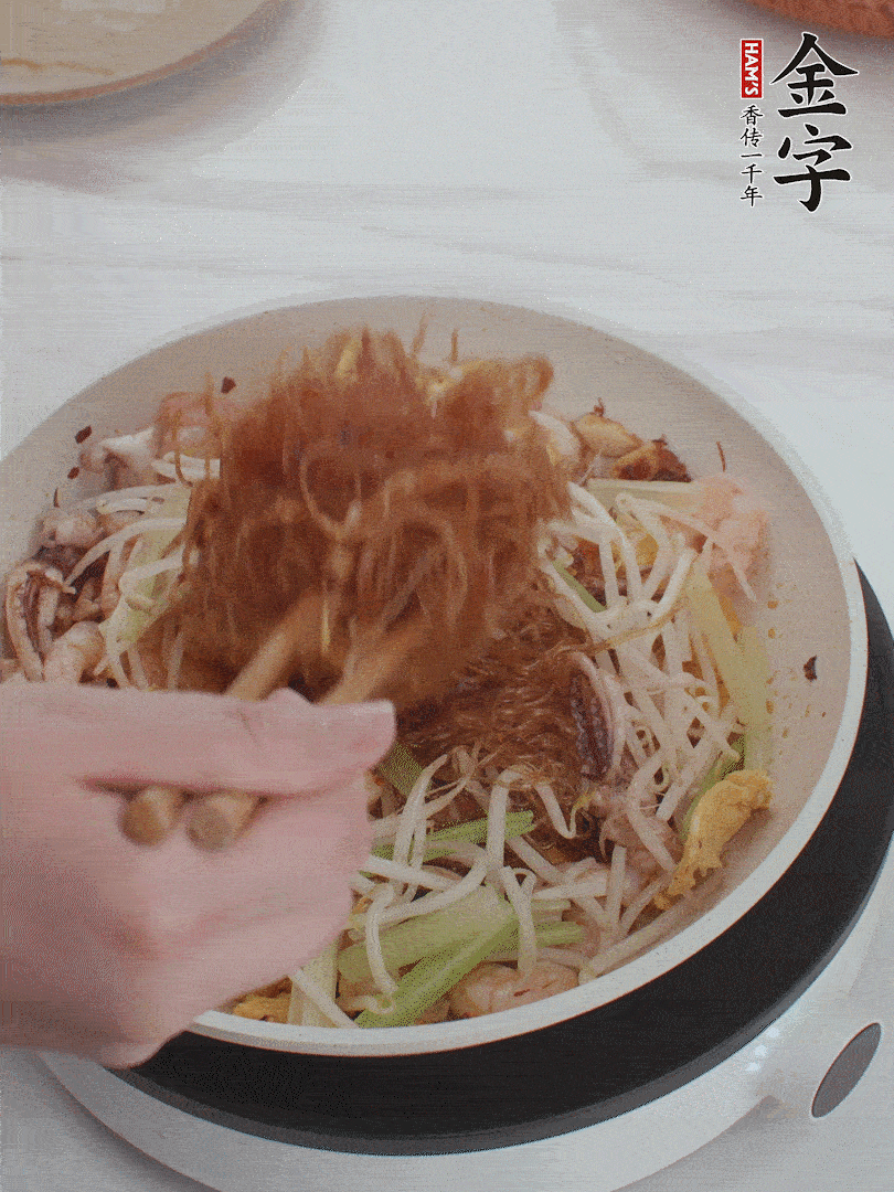 放焯好水的香芹、豆芽翻炒挑松。