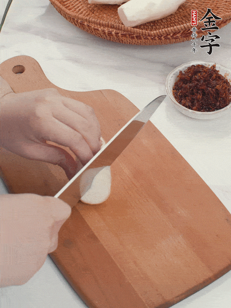茭白剝殼，洗凈后切滾刀塊。