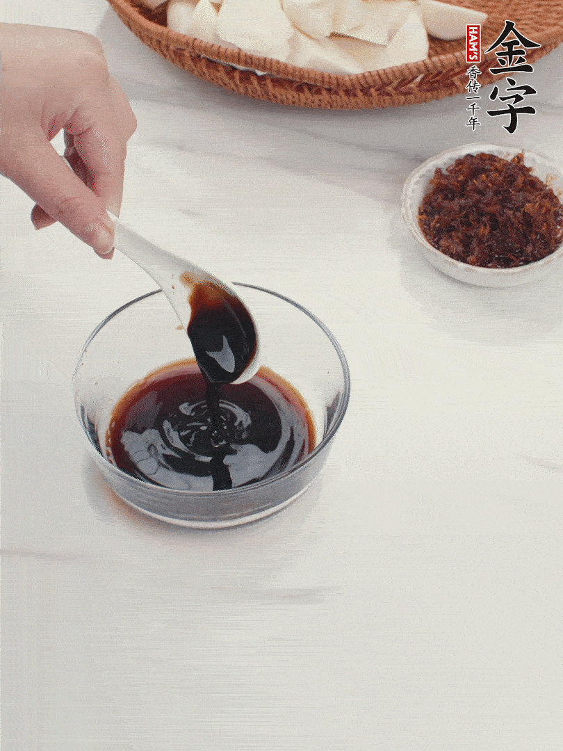 將生抽、老抽、黃酒和白砂糖在小碗里調(diào)成味汁。