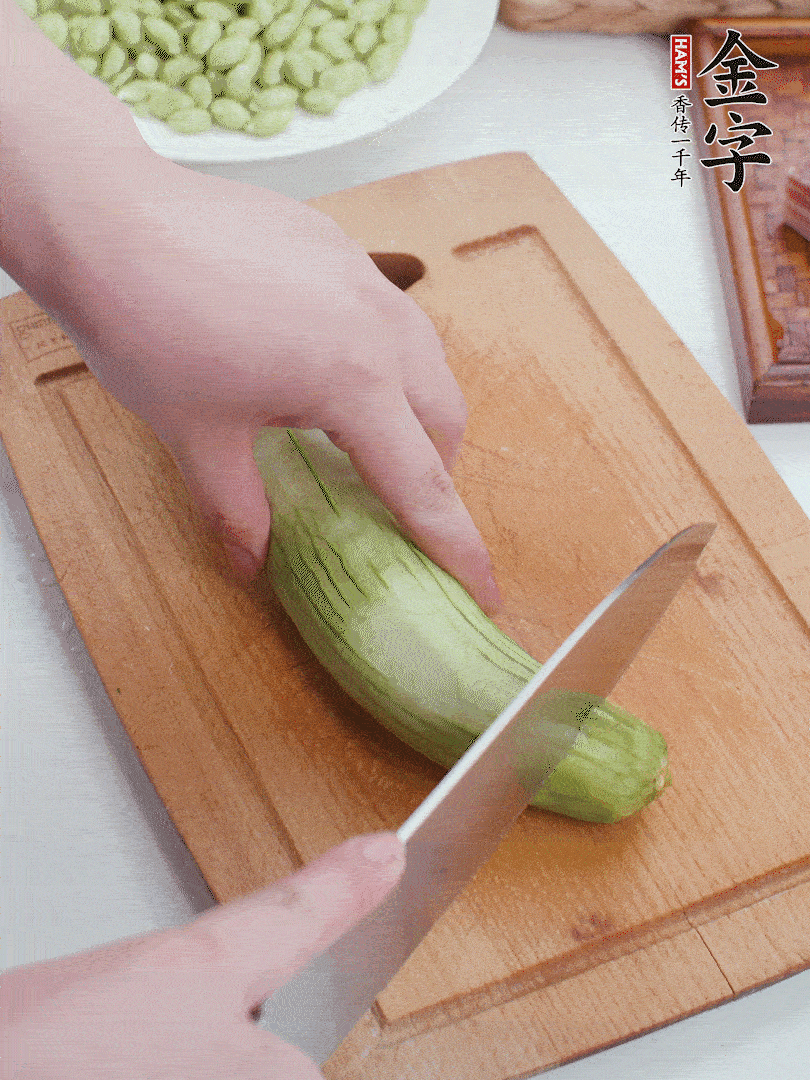 絲瓜去掉外皮，去掉兩端，切成滾刀塊。