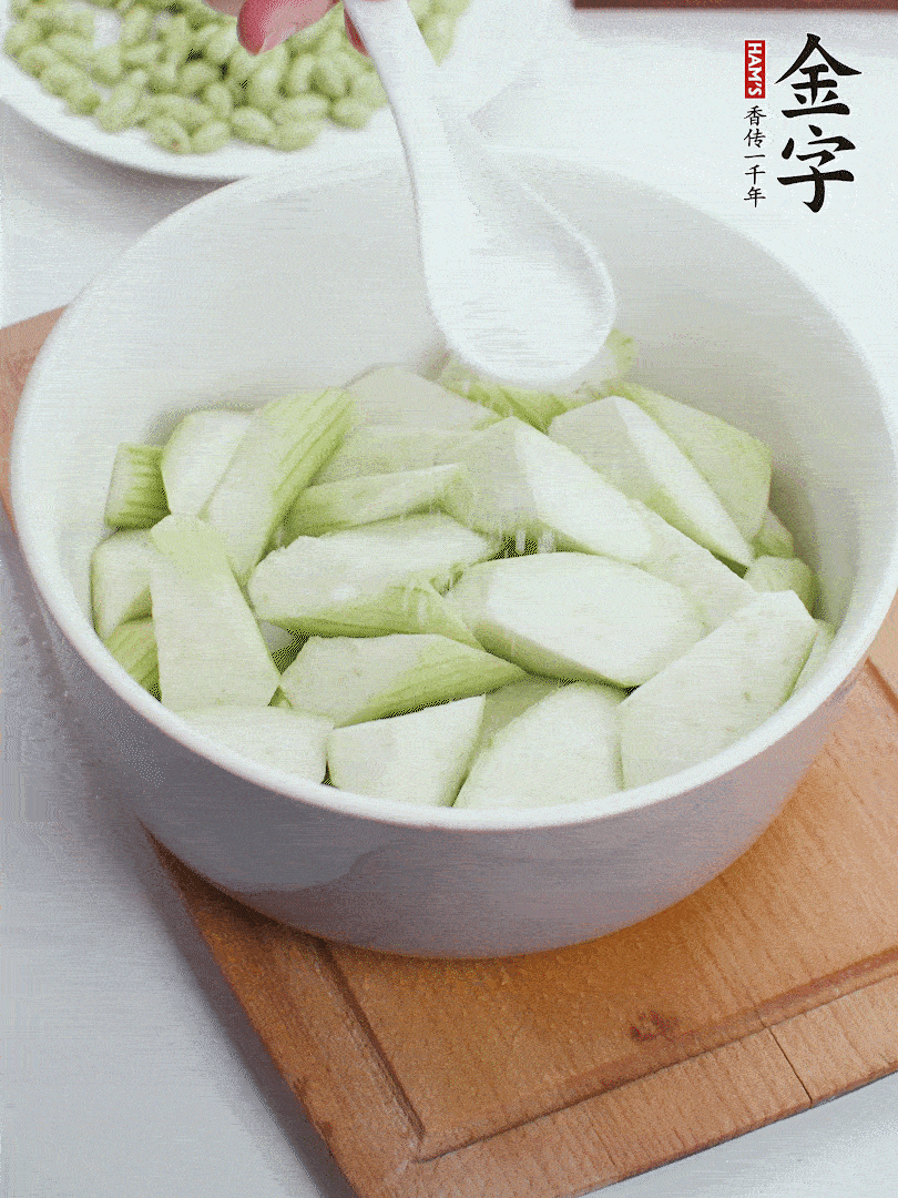 水中加1勺鹽浸泡，防止變黑。
