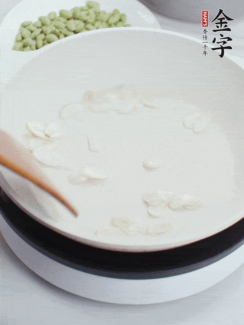 金字淡咸肉煮15分鐘，撈出切片。油5成熱時，蒜末、咸肉爆香。