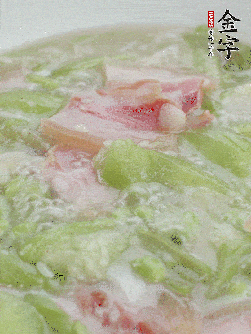 加一點熱水、白胡椒粉、雞精翻炒1分鐘。
