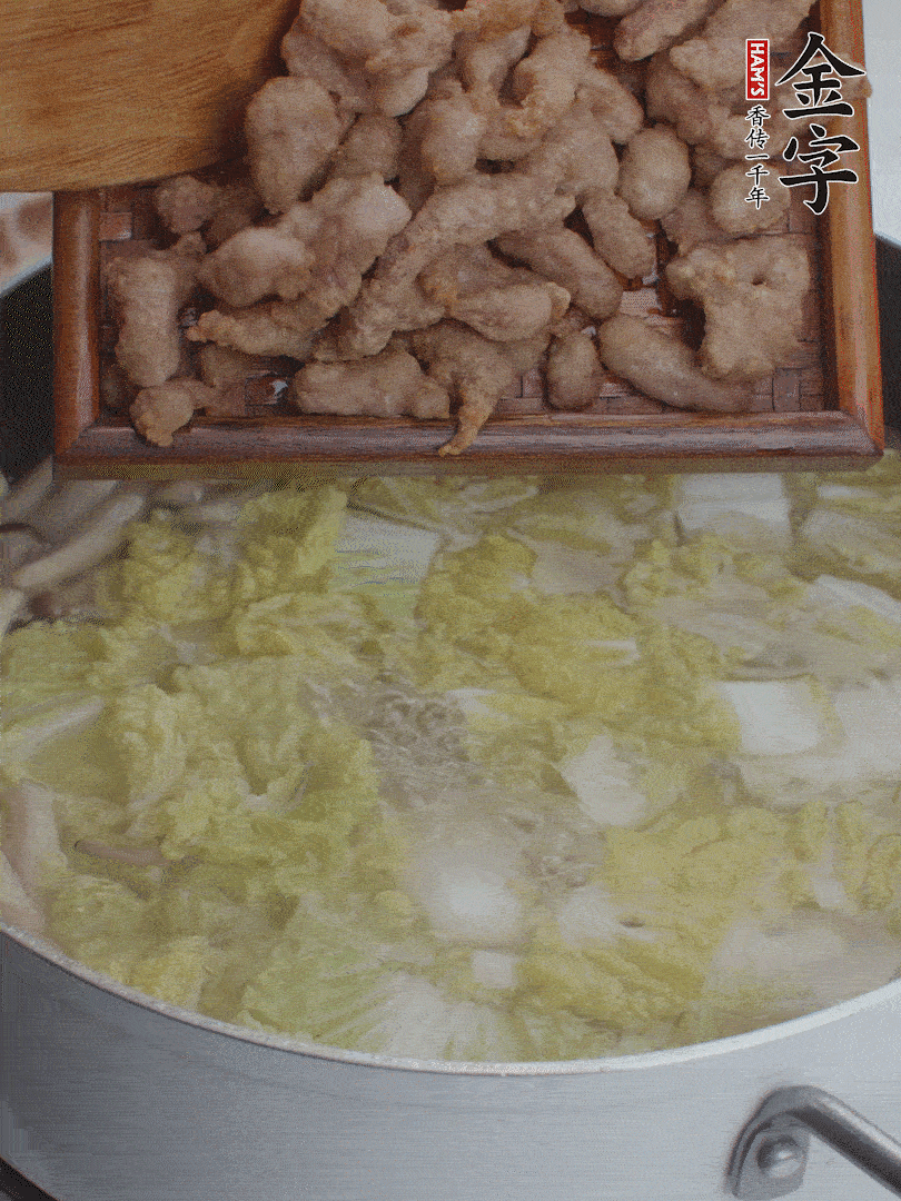 水開后煮10分鐘，下娃娃菜、小酥肉煮3分鐘。