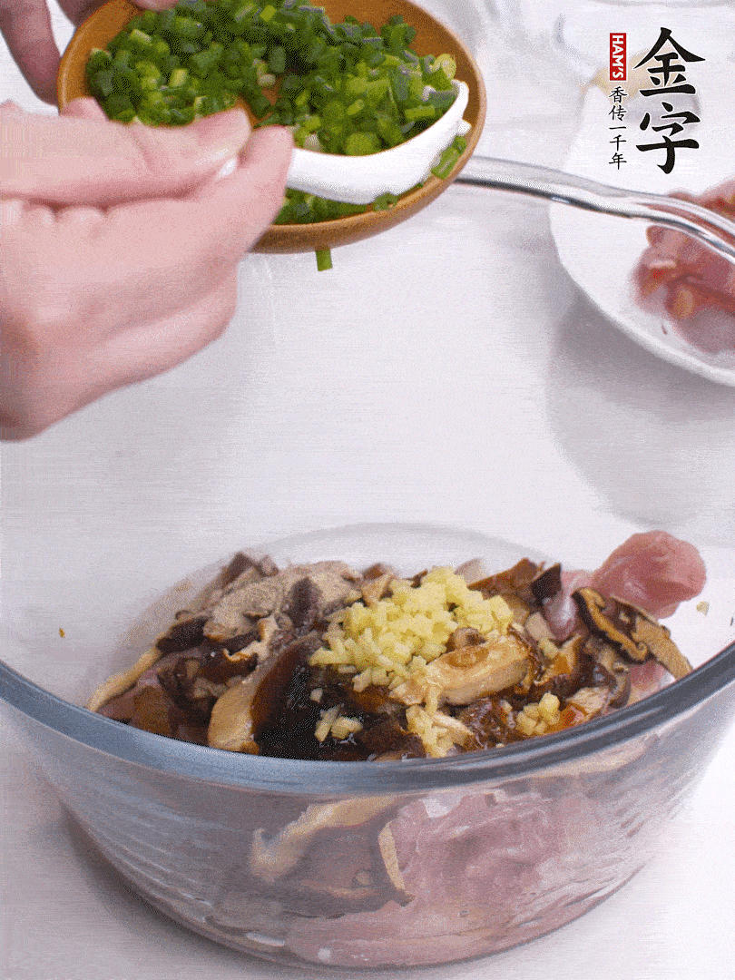 雞肉、香菇混合，加清水1/3杯、料酒1勺、蠔油1勺、鹽1勺、糖1/4勺、白胡椒1/4勺、食用油1勺、香油1/4勺、姜末、蔥花，攪拌均勻腌制2小時。
