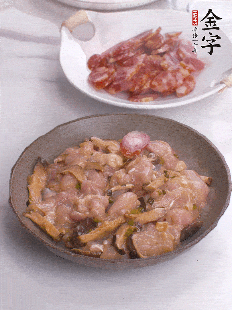 腌制后，雞肉中加淀粉1勺，頂部碼上香腸片。