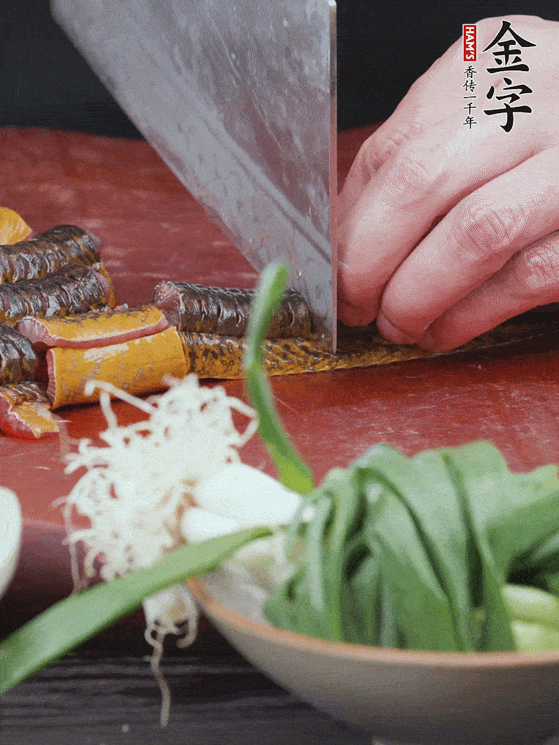 黃鱔去內(nèi)臟洗凈，切花刀斬段。沸水下鍋，加黃酒焯水去血沫。