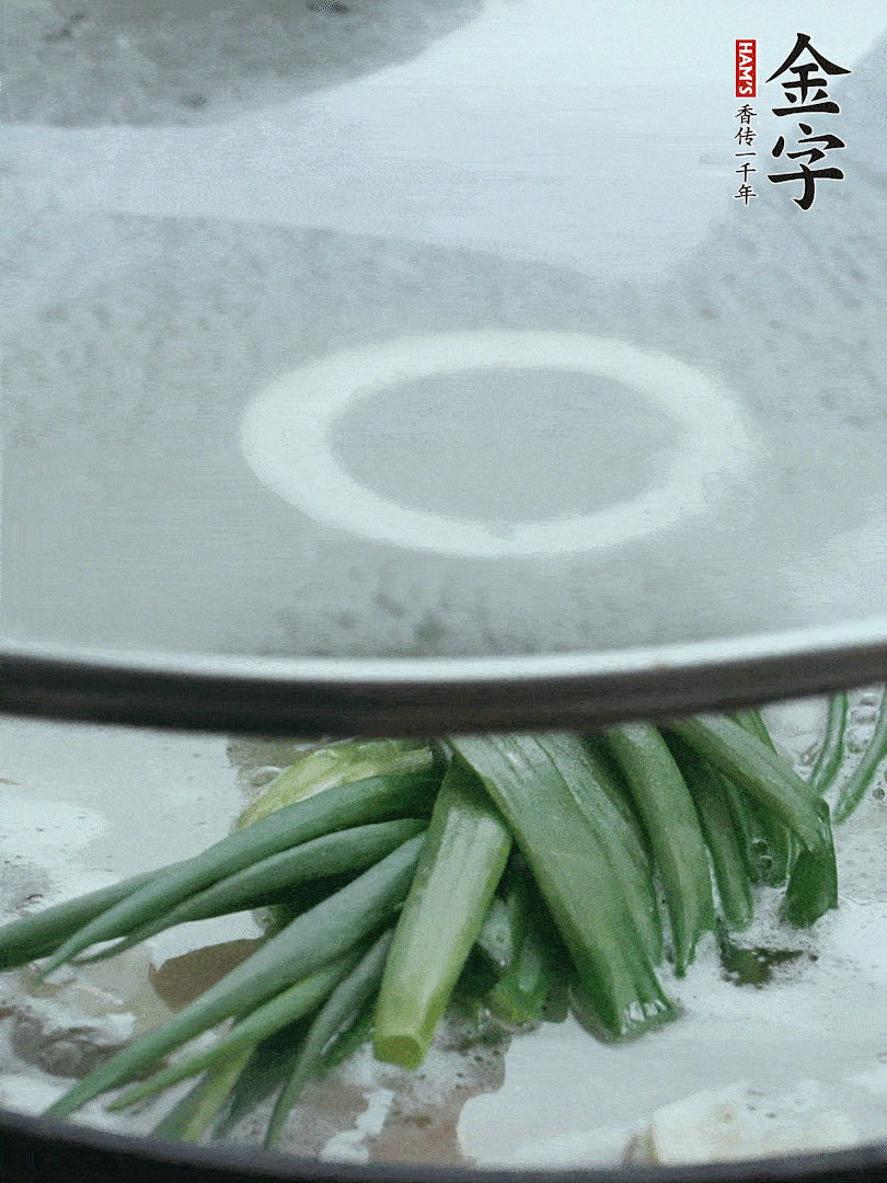 加蔥結(jié)去腥，大火開后中火燒20分鐘。