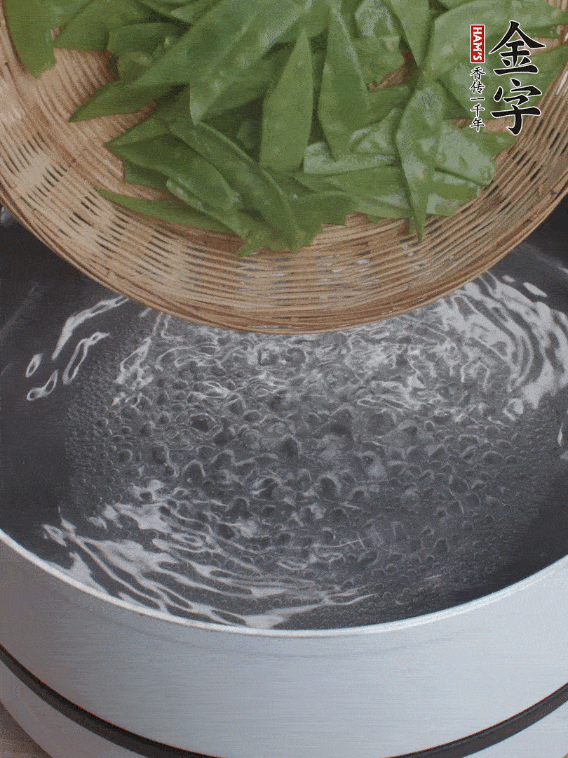 甜豆莢撕掉老筋，斜切兩半，焯水1分鐘。