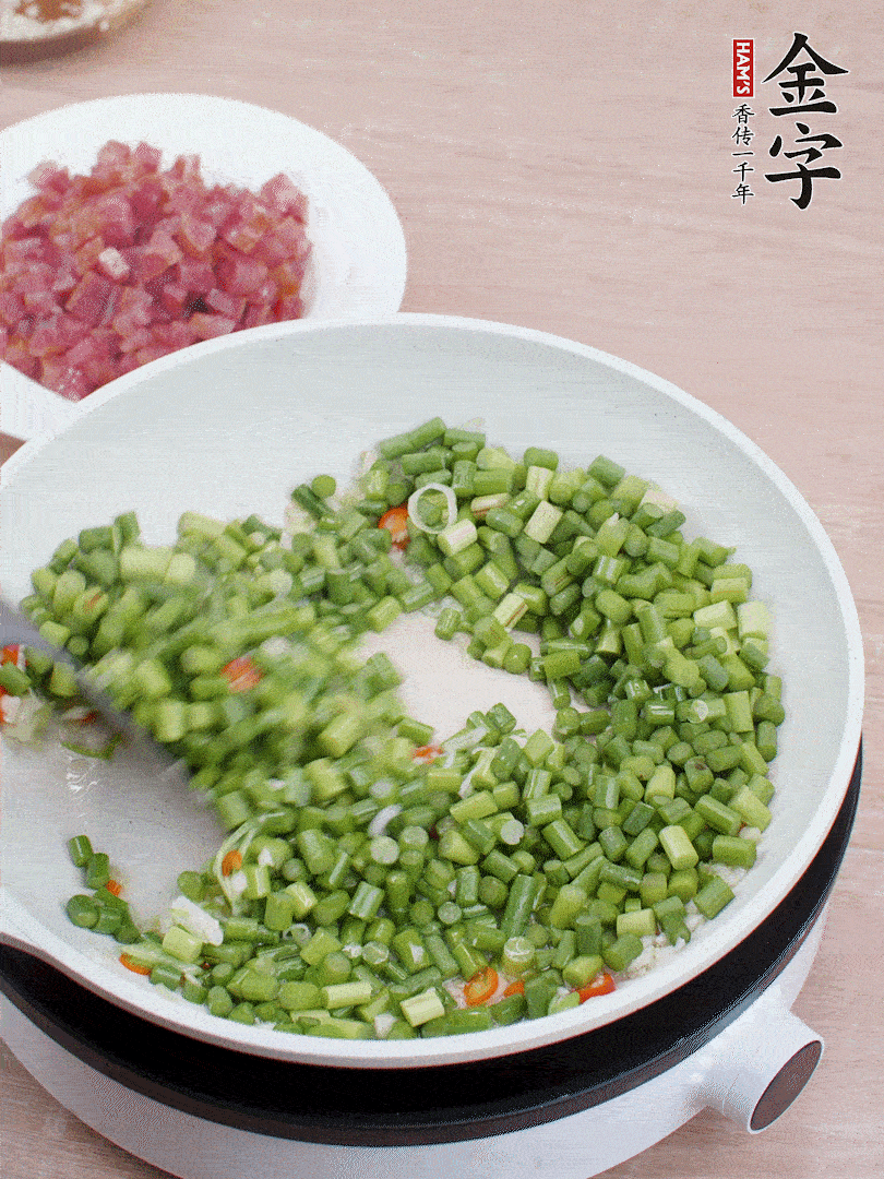 下蒜苔丁、一點鹽翻炒。