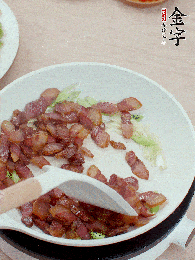 鍋中少許油，姜、蒜白爆香，下臘肉煸出油脂。