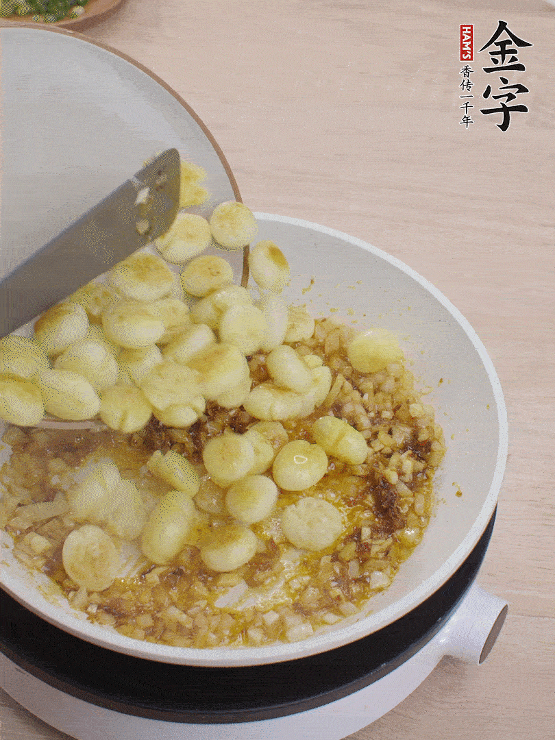 下小土豆翻炒均勻。