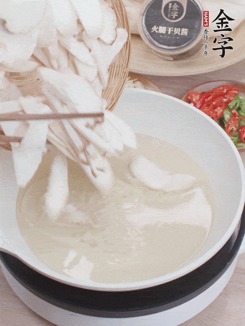 杏鮑菇切成片，油溫7層熱炸2分鐘。