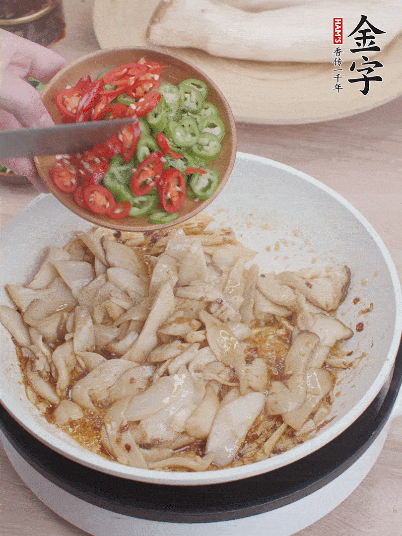 下杏鮑菇、青紅辣椒炒出香味。