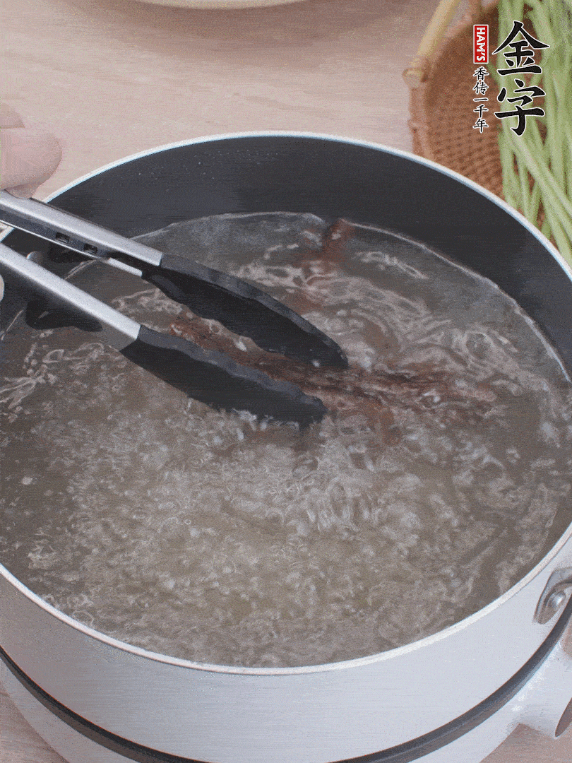 金字醬油肉下鍋煮10分鐘，切薄片。