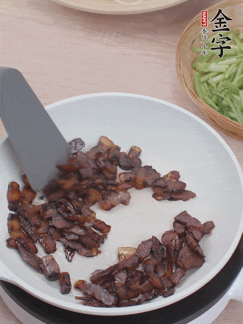 起鍋熱油，煸香醬油肉。