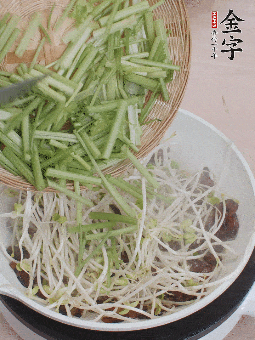 下豆芽、香芹翻炒均勻。