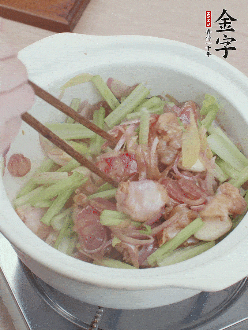 下牛蛙、芹菜、香腸翻炒。