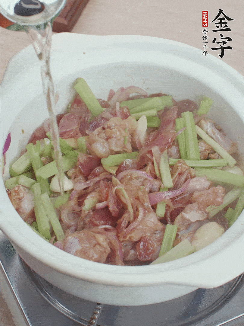 牛蛙變色后，淋點(diǎn)啤酒，加蓋后調(diào)小火燜10分鐘。