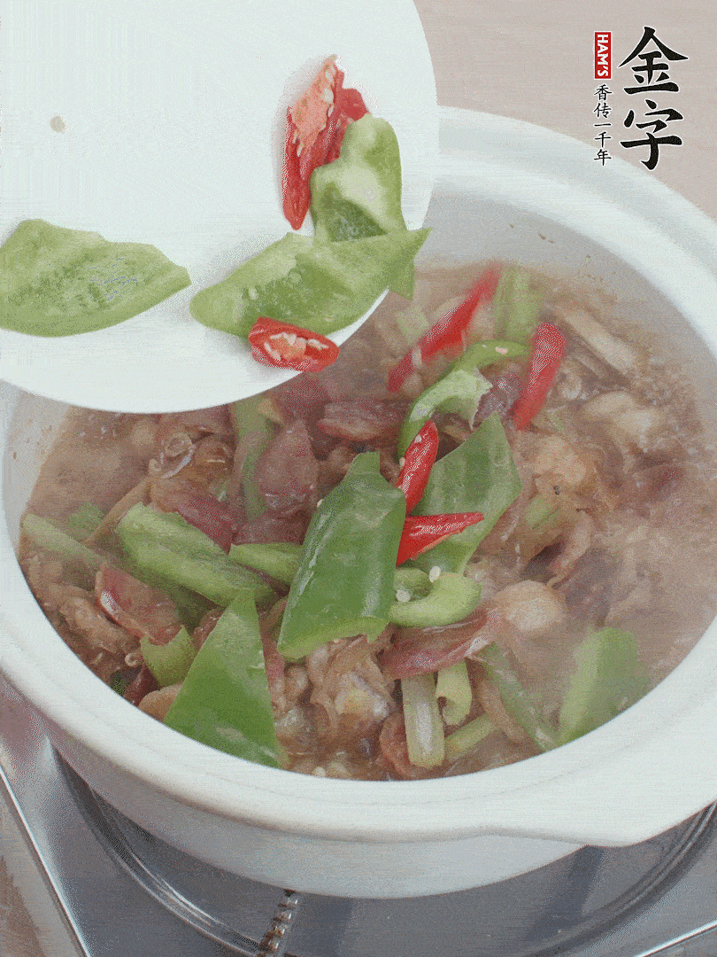 下綠菜椒，翻炒1分鐘。