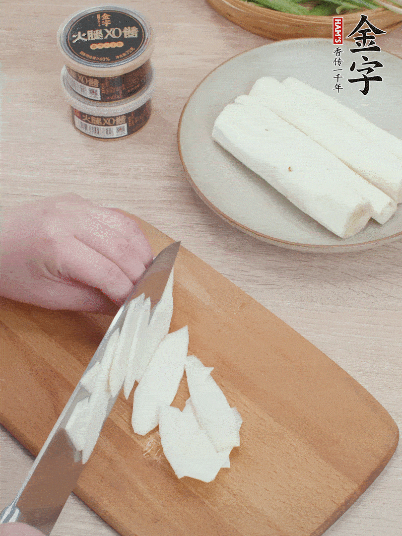 鐵棍山藥去皮，斜刀切片。