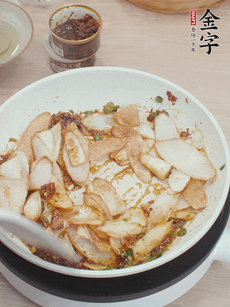下山藥炒勻，撒蔥花。