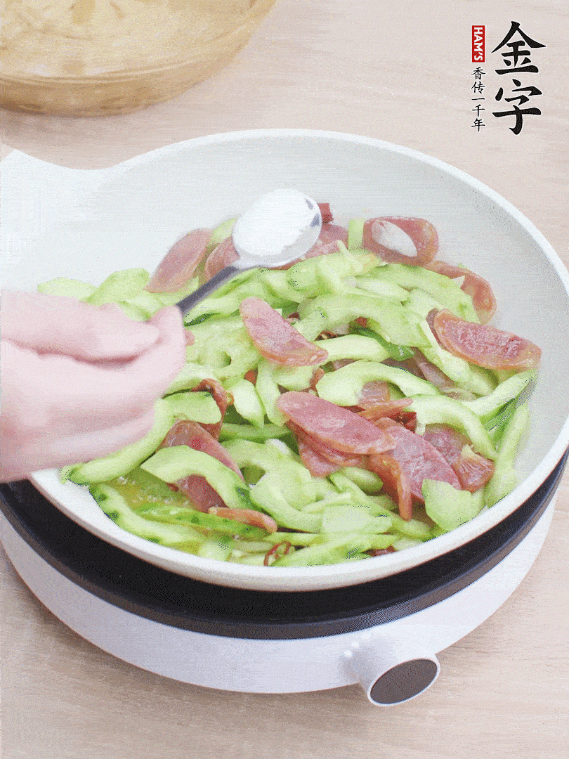 淋點開水，半勺白糖、1勺生抽調(diào)味。
