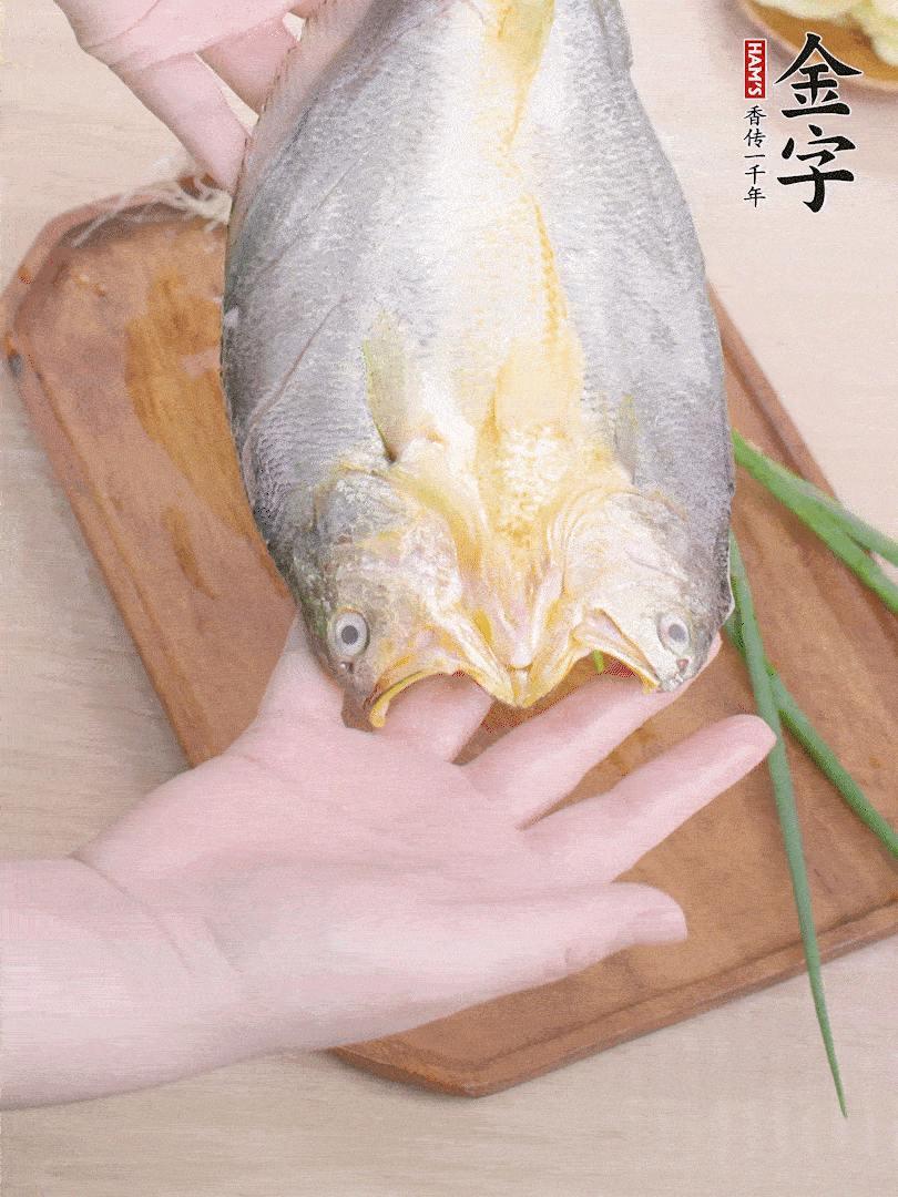 黃魚(yú)背部開(kāi)刀，洗凈切花刀。適量鹽涂抹魚(yú)身兩面。