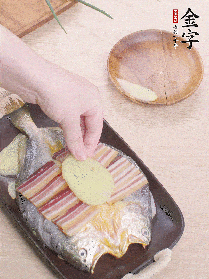 鋪咸肉，放姜片、蔥結(jié)。水開(kāi)后蒸8分鐘，燜3分鐘。