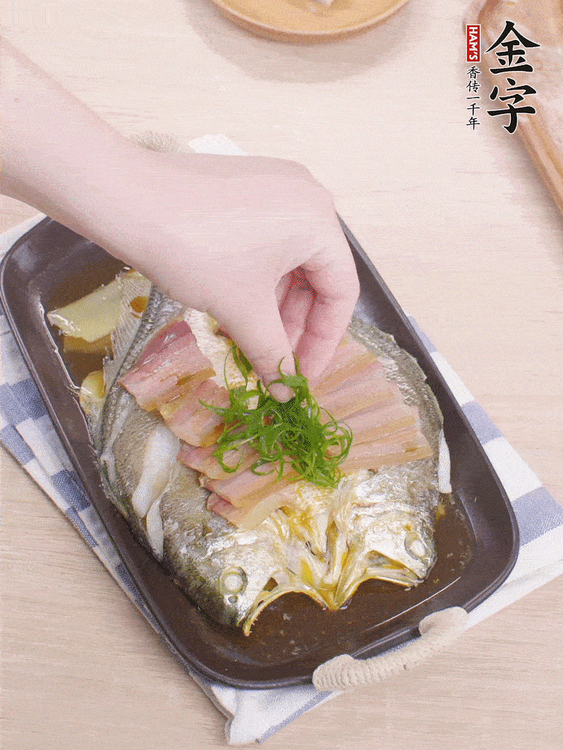 取出姜蔥，淋2勺蒸魚(yú)豉油，擺蔥絲。