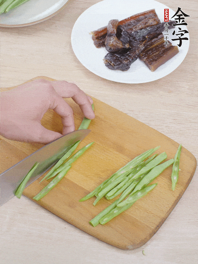 四季豆切絲。
