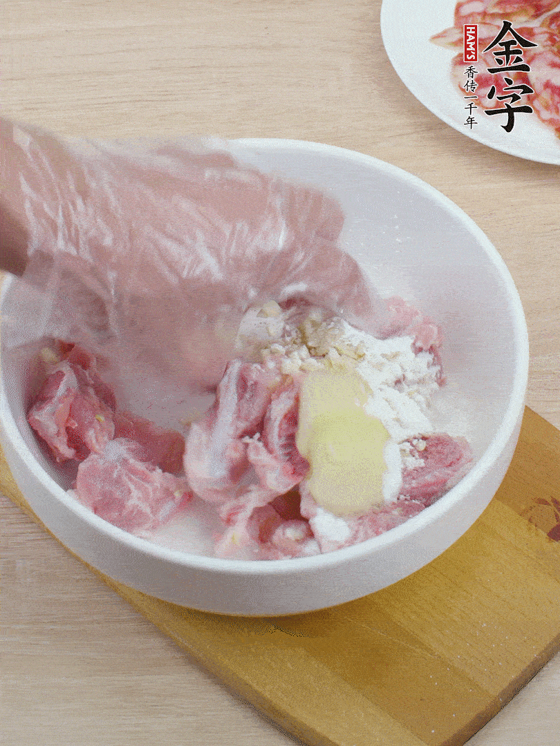 洗凈的小排，加鹽、姜、蒜末、淀粉、胡椒粉抓勻，腌制15分鐘。