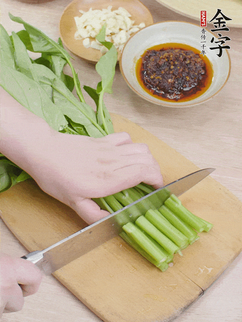 空心菜切段，大蒜拍碎切末。