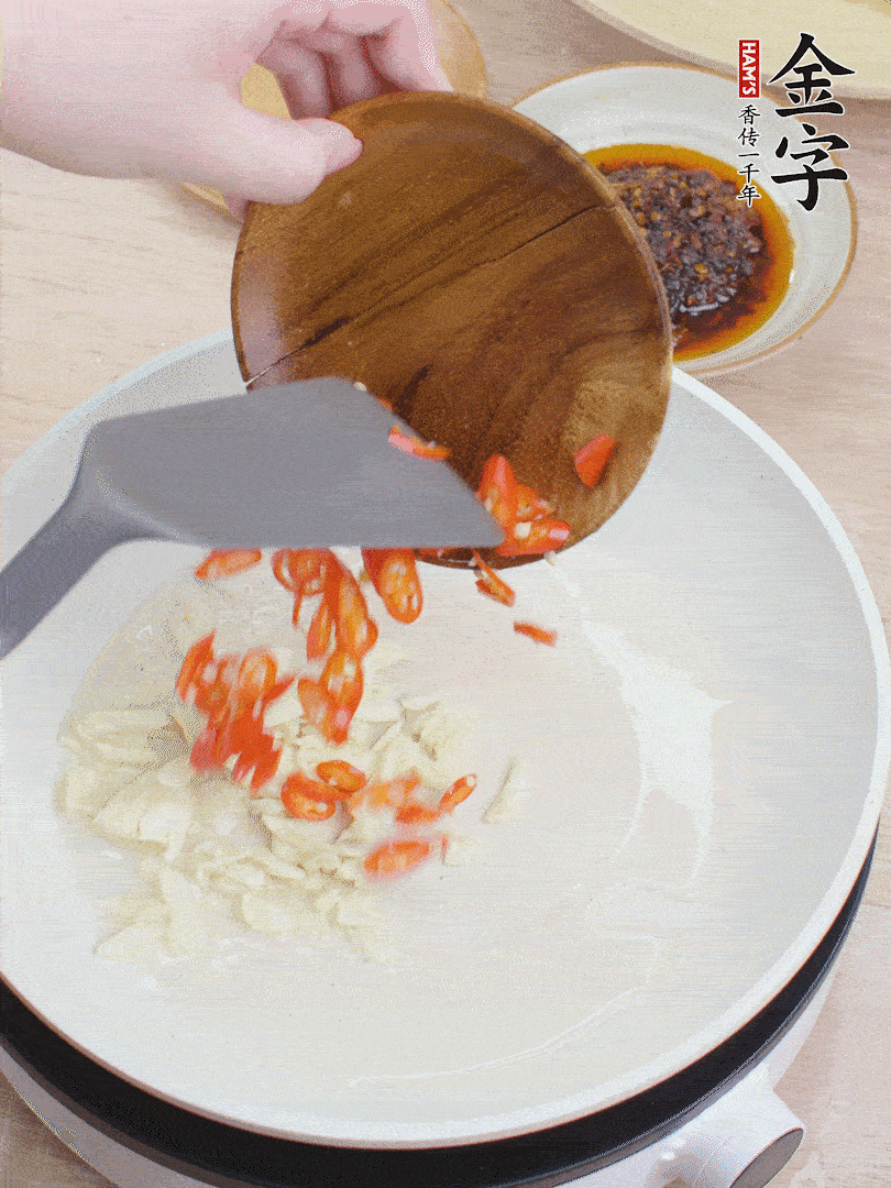 油熱煸香蒜末、辣椒。