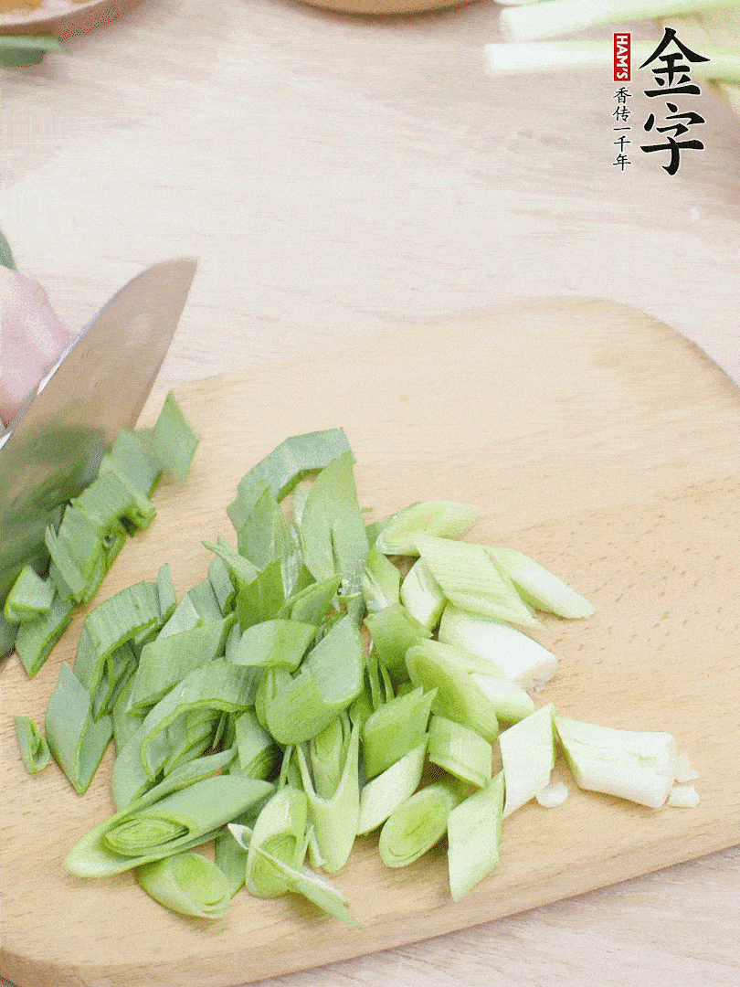 青蒜切段。（蒜白可以拍一下，再斜著切）