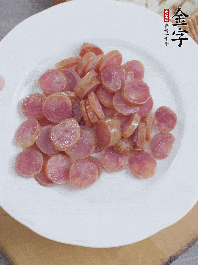 金字香腸煮10分鐘，切圓片。