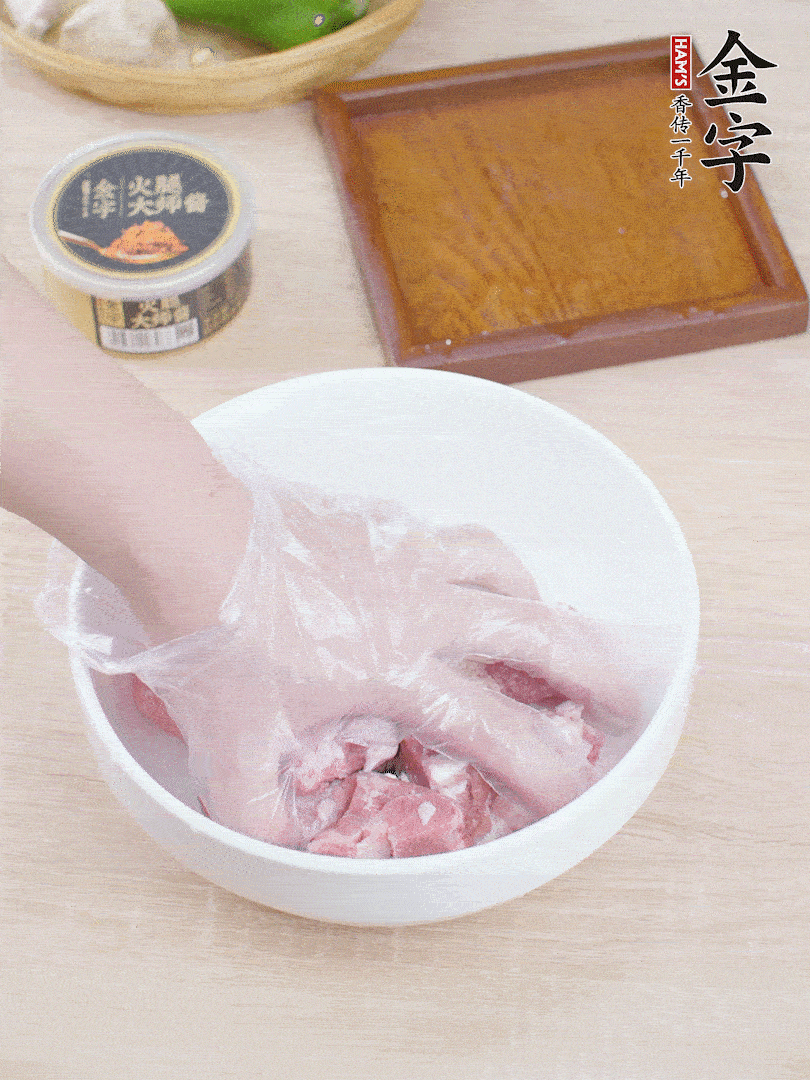 豬小排，加1勺料酒、1勺蠔油、1/3勺白胡椒粉、淀粉，抓拌均勻腌漬30分鐘。青椒去蒂去籽切塊。洋蔥去皮切塊。