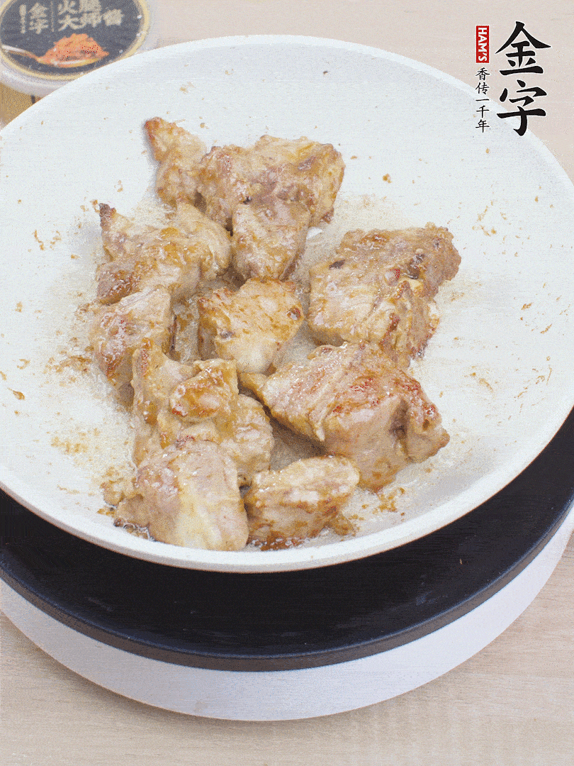 油4成熱，下小排煎炒至邊緣微微發(fā)焦。