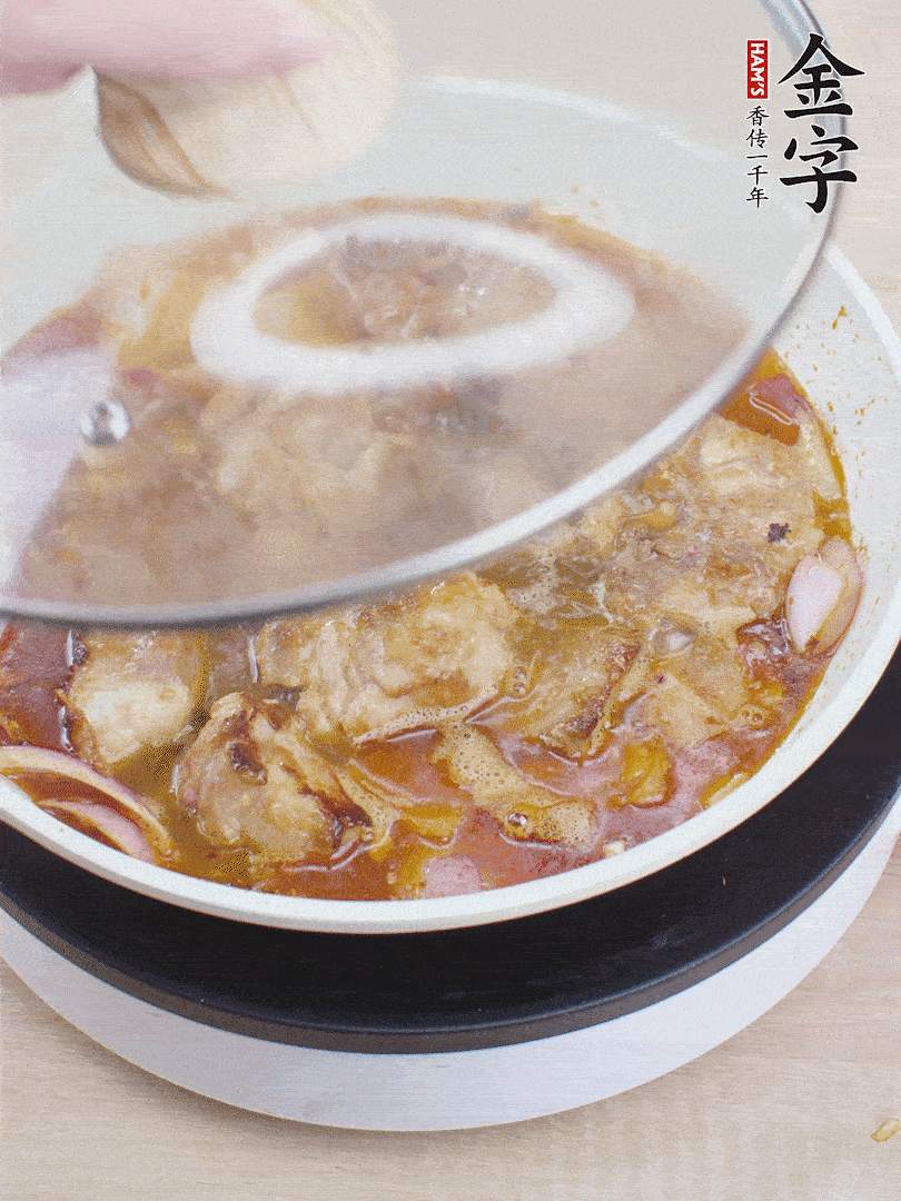 下小排翻炒，加1勺生抽、1點白砂糖和少許水燜2分鐘。