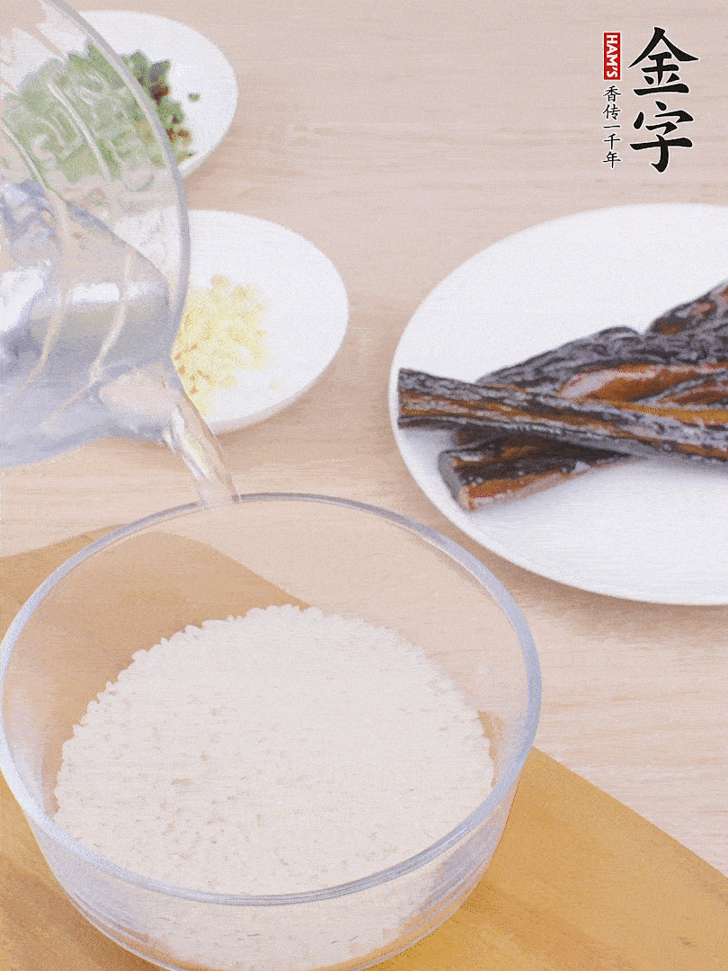 大米提前用清水浸泡1小時(shí)。