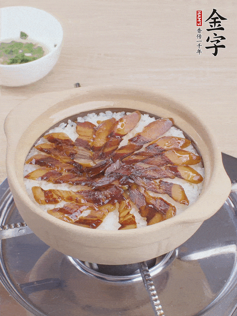 快收水時(shí)，鋪醬油肉，鍋邊淋點(diǎn)油，轉(zhuǎn)動砂鍋，燜煮2分鐘。