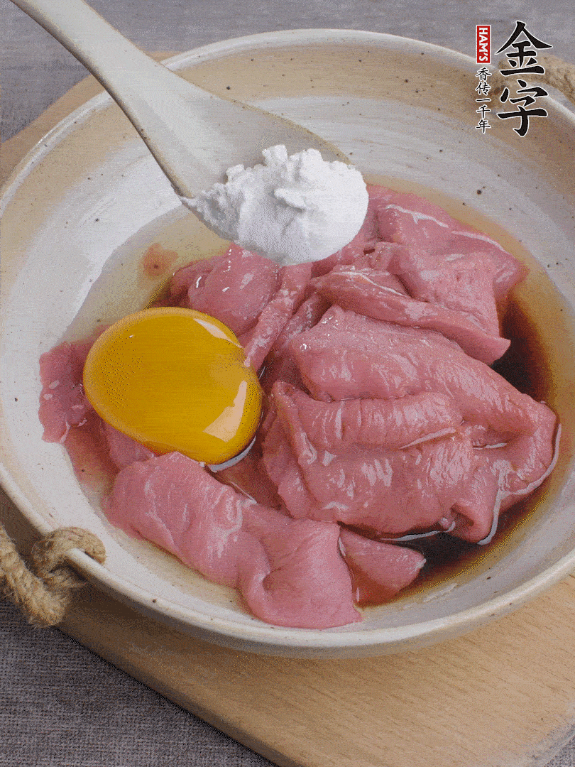 牛肉切片，雞蛋1個(gè)、水2勺、料酒1/2勺、生抽1/2勺、生粉1勺腌15分鐘。