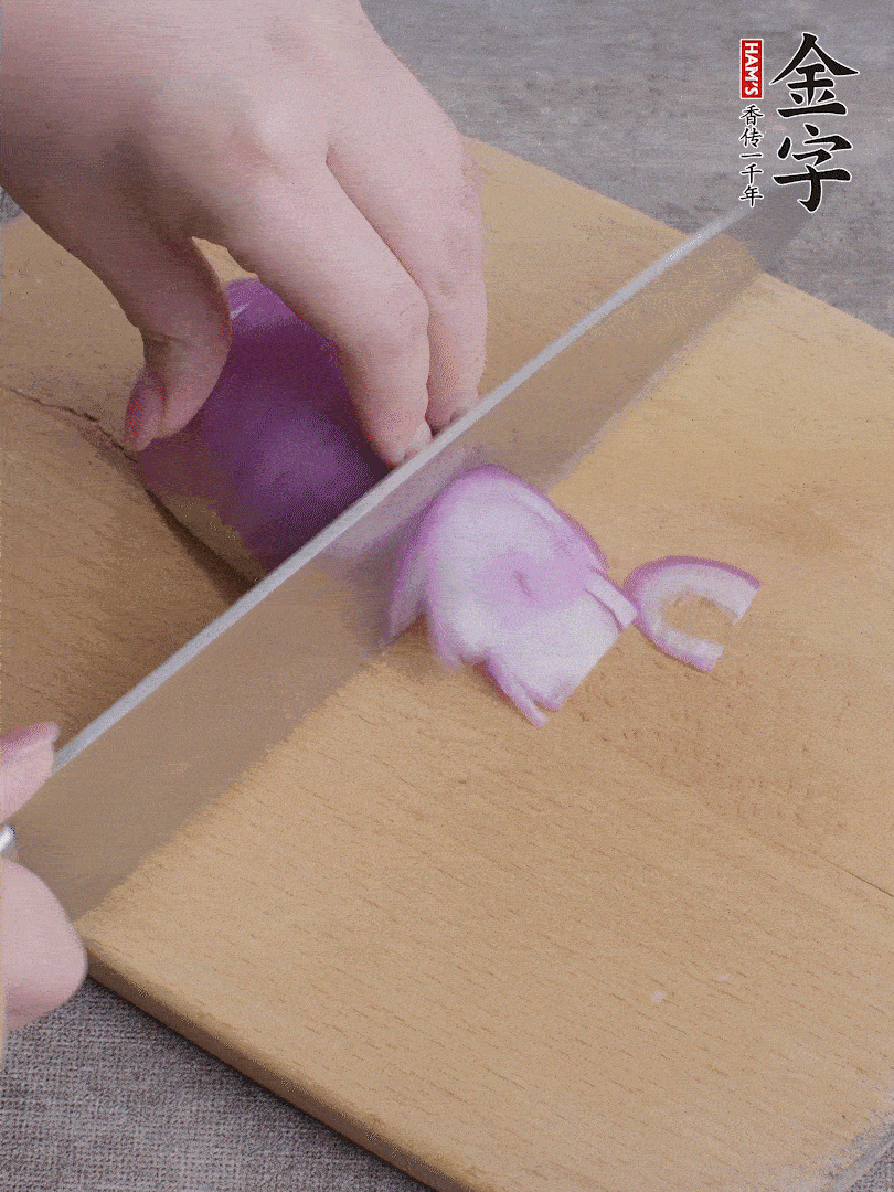 洋蔥切絲、蔥切段。