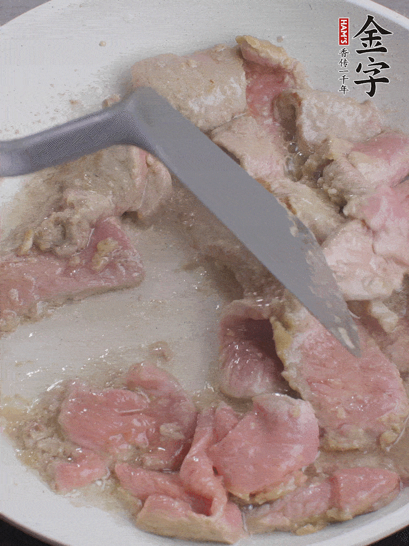 鍋中少油，下牛肉炒至變色。（盛出來）